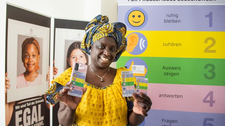 Hohe Mauern und ihre Löcher: Alima Diouf vermittelt Hilfe zur Selbsthilfe