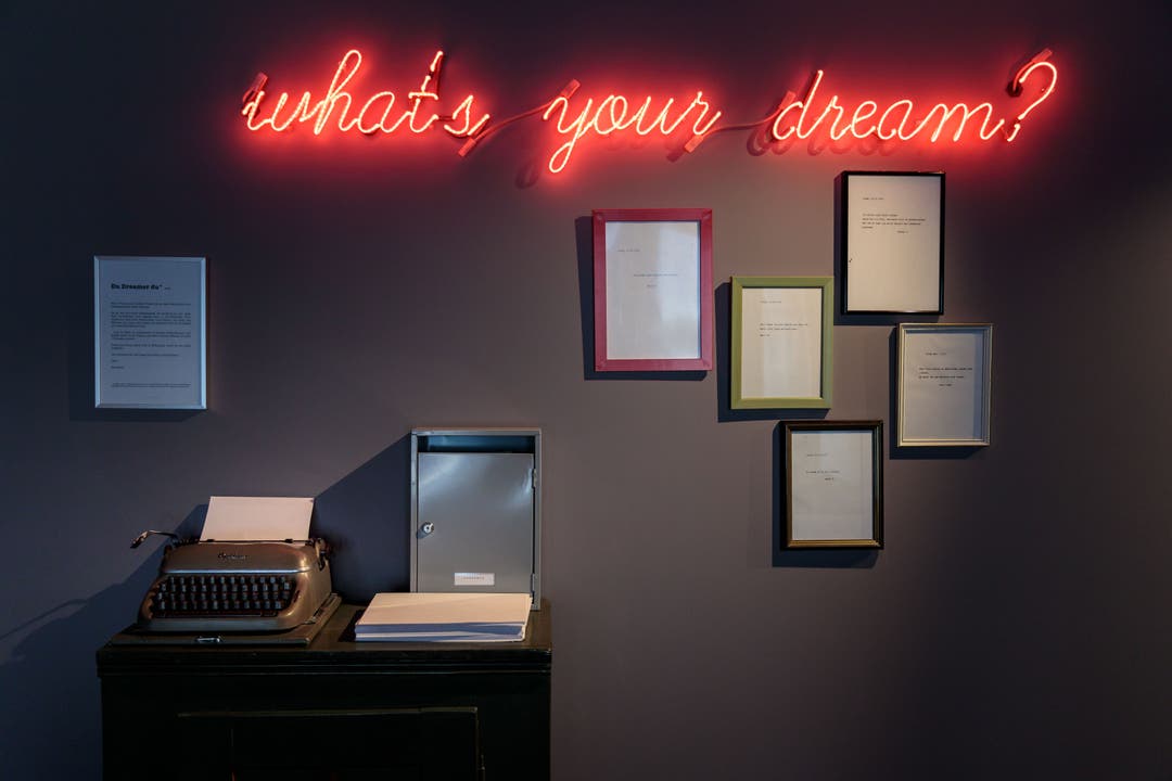 Hier können die Besucher auf einer Schreibmaschine ihre Träume aufschreiben