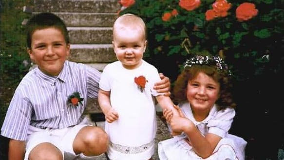 Im festlichen Maienzug-Gewand präsentieren sich drei Kinder im Jahr 1988. (Olivia Hagenbuch, Suhr)