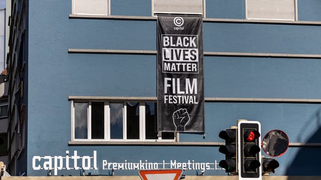 Das Plakat über den Eingang des Capitols lädt zum Black Lives Matter Filmfestival ein.