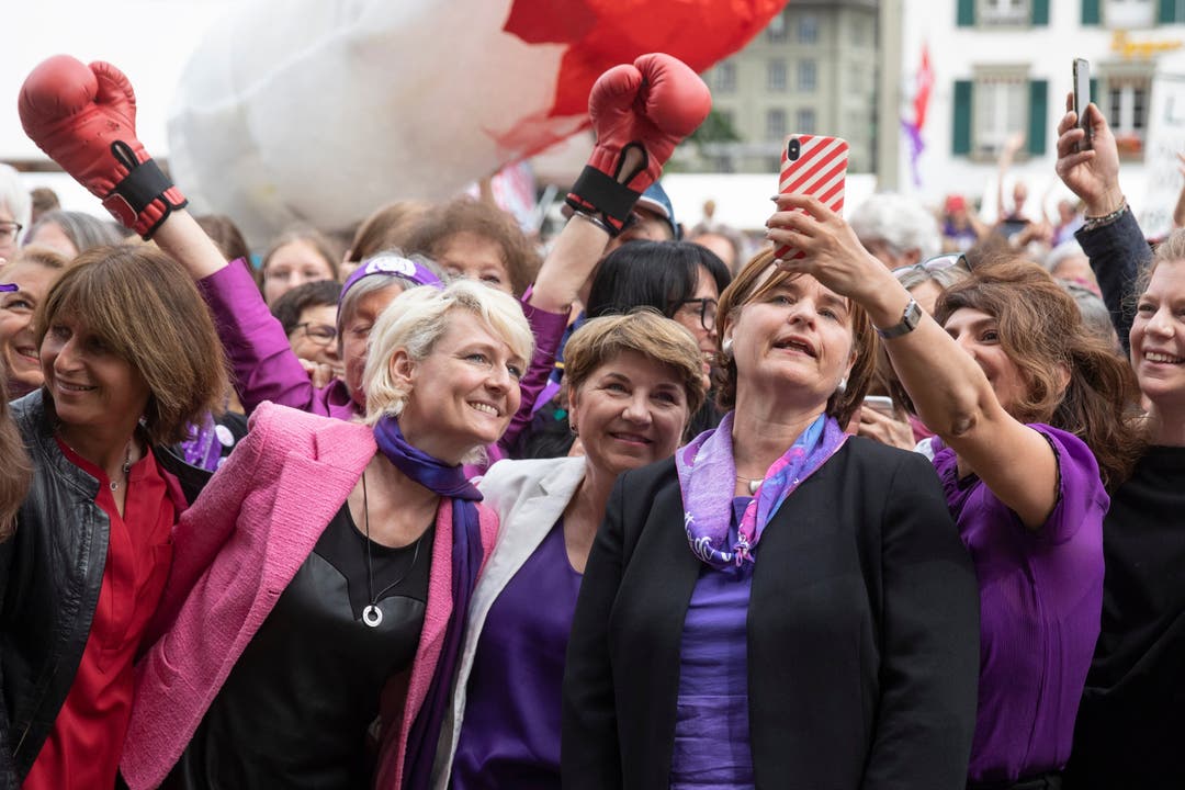 Sibel Arslan, Grüne Baselstadt (rechts) macht ein Selfie mit Nationalratspräsidentin Marina Carobbio Guscetti, Bundesrätin Viola Amherd und Nationalrätin Isabelle Moret (von rechts) bei einer Kundgebung zum Frauenstreik auf dem Bundesplatz.