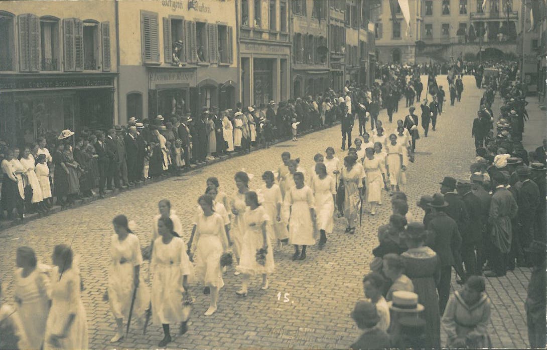 Historische Aufnahmen Maienzug Aarau: Der Umzug durch die Vordere Vorstadt im Jahr 1919.