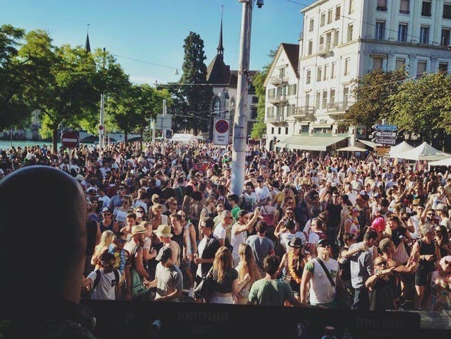 Mehrere Hunderttausend nehmen jedes Jahr an der Street Parade in Zürich teil.
