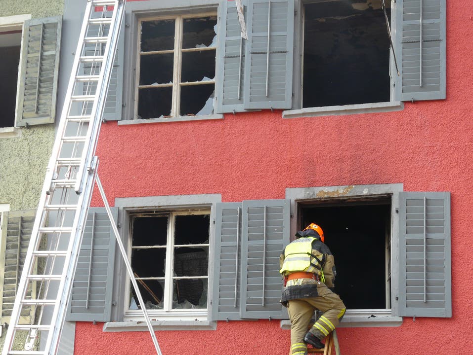 Ein Feuerwehrmann bei der Rebstock-Ruine. Das Gebäude musste teilweise abgerissen werden.