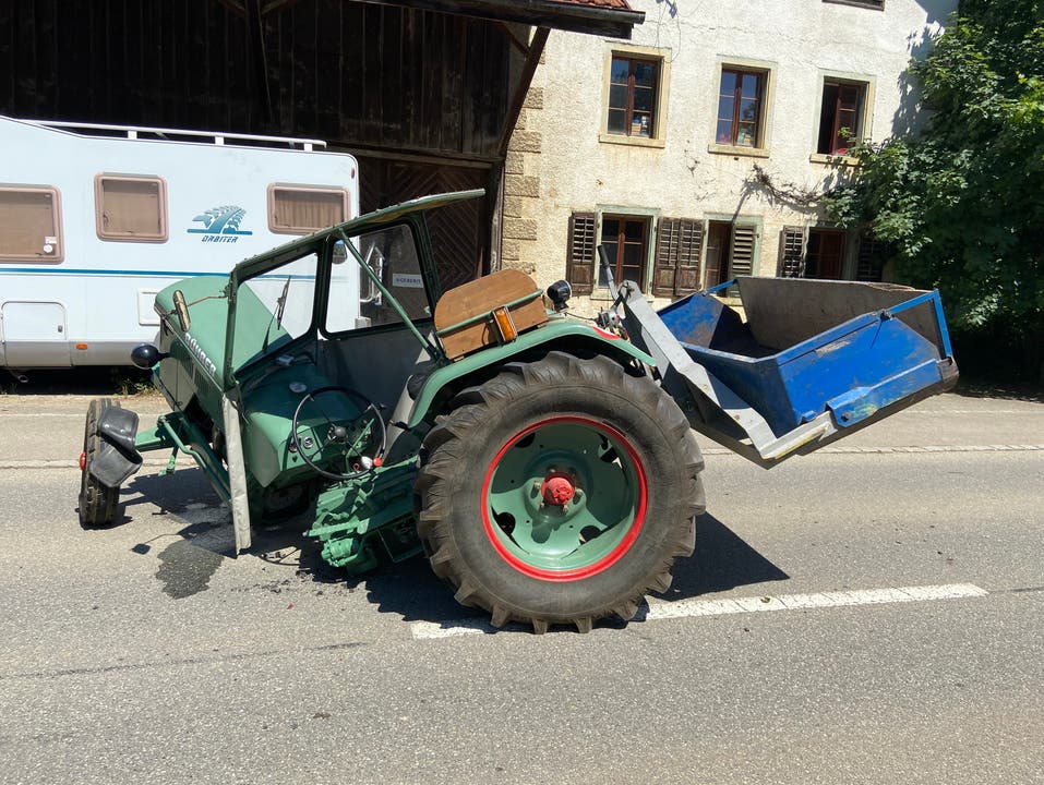 Wölflinswil, AG, 27. Mai: Ein Postauto stösst mit einem Traktor zusammen. Der Traktorlenker verletzte sich leicht.