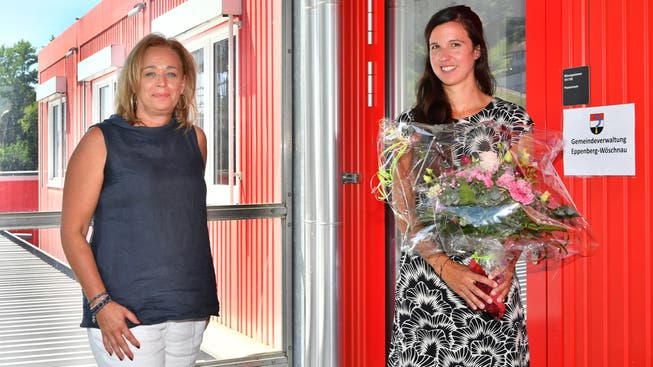 Karin Imbimbo (links) heisst ihre Nachfolgerin Daniela Schneiter (rechts) im provisorischen Gemeindehaus willkommen.
