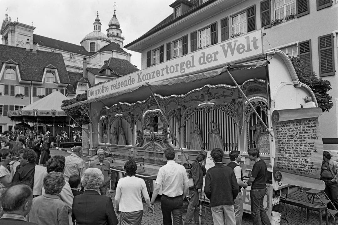 12.6.1982: Schier unzählig waren die Drehorgeln am 1. Internationalen Drehorgeltreffen in Solothurn; einmalig jene auf dem Klosterplatz: «Die grösste reisende Konzertorgel der Welt» mit 15 automatischen Registern, 112 Tonstufen, 10 Meter lang, 12 Tonnen schwer.