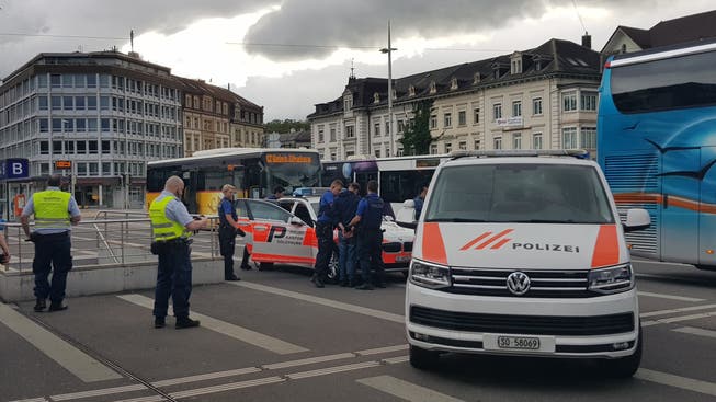 Die Kantonspolizei war mit mehreren Fahrzeugen und Einsatzkräften vor Ort. Auch die Securitrans war anwesend.