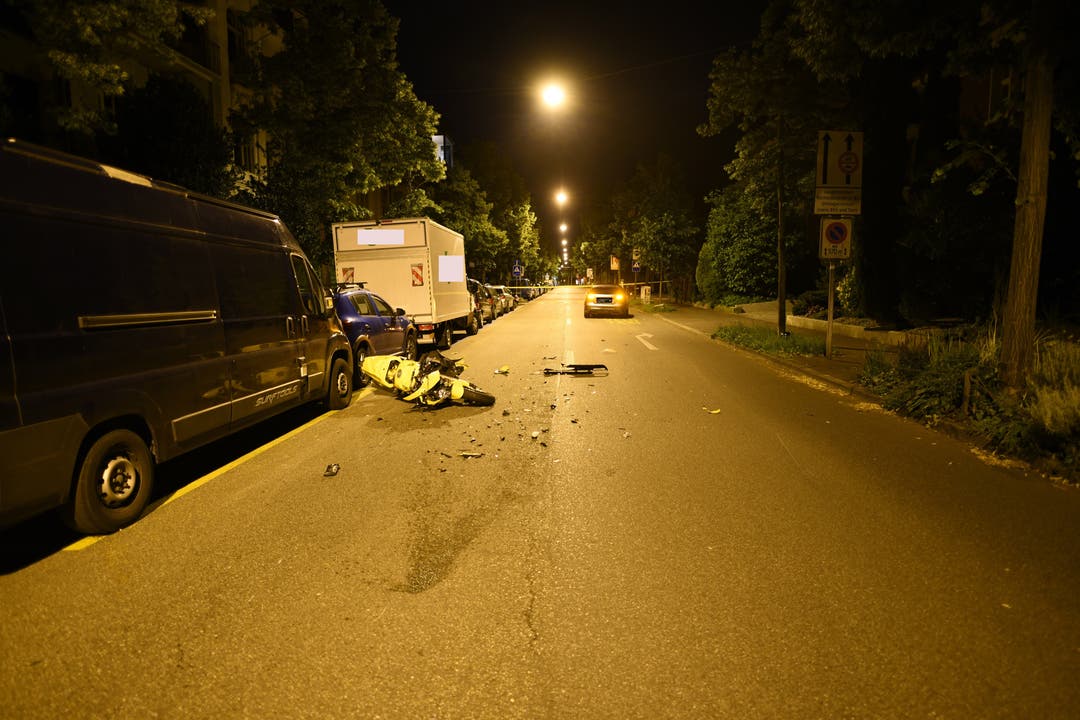 Basel, 7. Juni: In der Gundeldingerstrasse stürzte ein Motorradfahrer, sein Töff schlitterte in ein vor ihm fahrendes Auto. Der Motorradfahrer verletzte sich beim Sturz und wurde ins Spital gebracht.