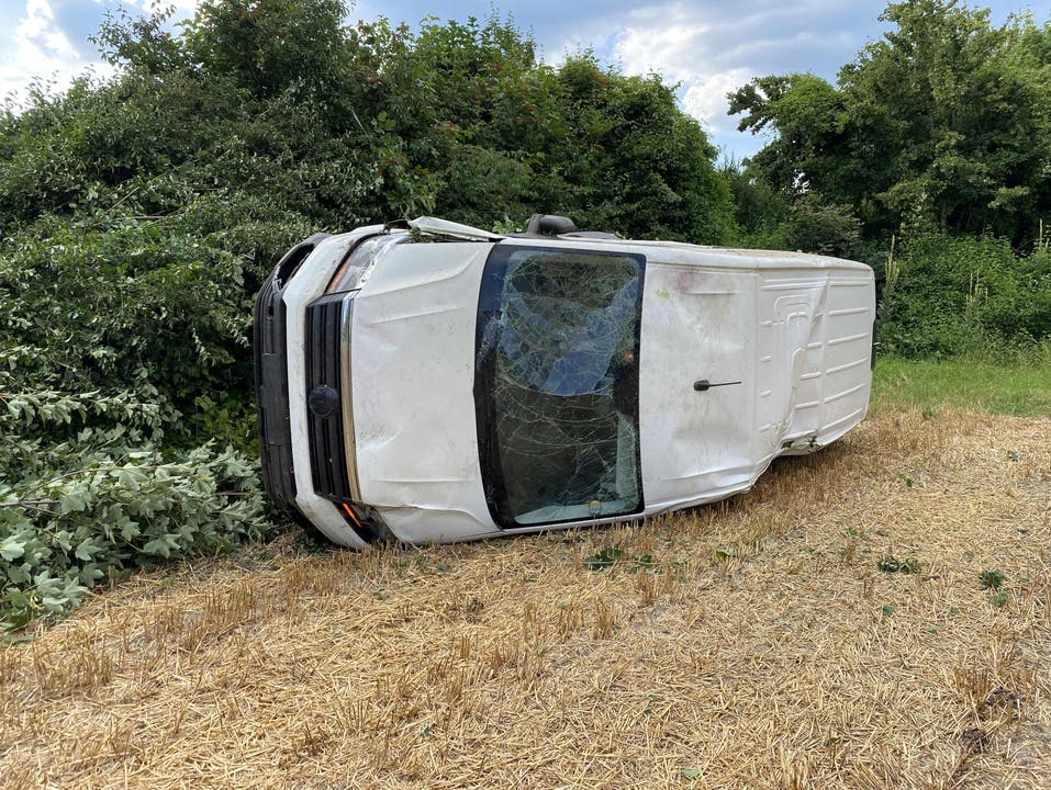 Brittnau/A2 AG, 14. Juli: Ein Lieferwagenfahrer verliert auf der Autobahn die Kontrolle über sein Fahrzeug. Es überschlägt sich eine Böschung hinunter. Der Fahrer wird verletzt ins Spital gefahren.