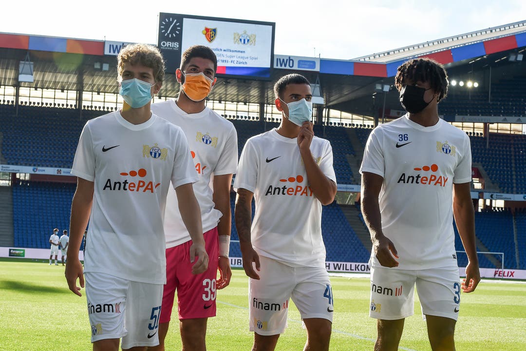 Die Nachwuchsspieler des FCB vor dem Spiel noch mit Masken.