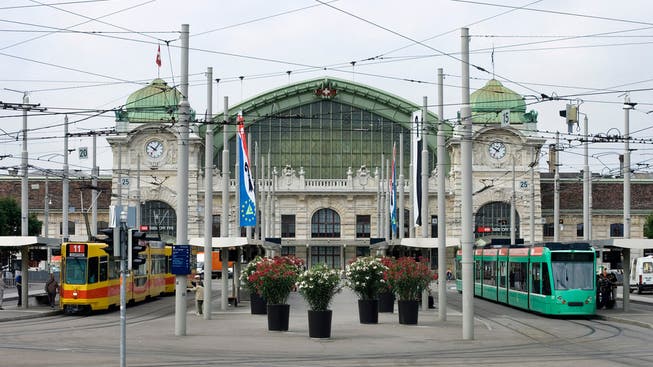 Im Stadtraum rund um den Bahnhof SBB in Basel stehen viele Veränderungen an. Oberirdische Zugänge zu den Gleisen an beiden Bahnhofsenden und eine diagonal verlaufende Unterführung stehen im Zentrum der Pläne.