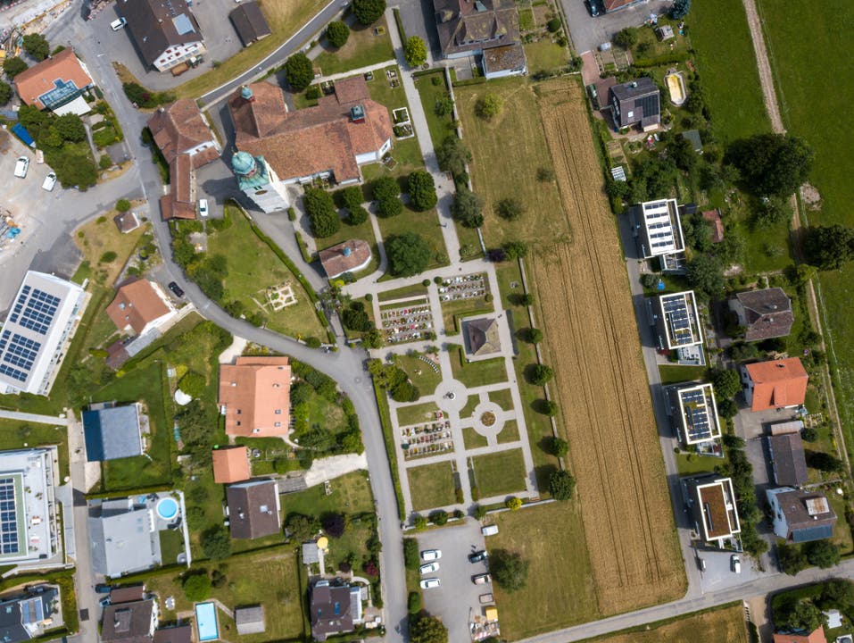  Das Gemeinschaftsgrab auf dem Friedhof Oberdorf neben der Kirche.