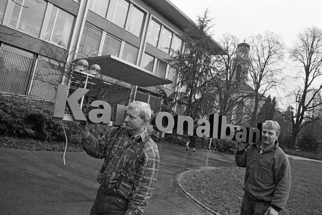 18.12.1994: Zwei Monteure tragen den Schriftzug «Kantonalbank» davon, den sie über dem Portal der Niederlassung in Solothurn abgebaut haben. Danach wird der Schriftzug «Solothurner Bank SoBa» montiert, so wie die Bank ab dem 3. Januar 1995 heissen wird.