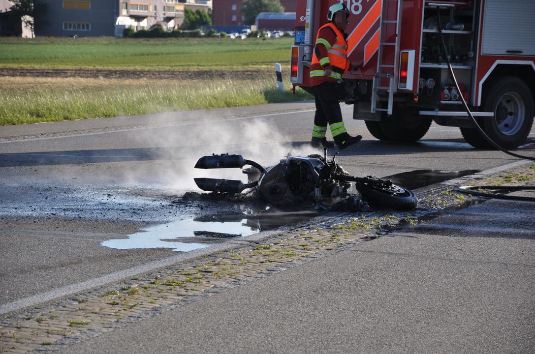 Selzach SO, 25.Mai: Beim Beschleunigen verliert ein Motorradlenker die Kontrolle. Er stürzt und verletzt sich. Das Motorrad fängt Feuer.