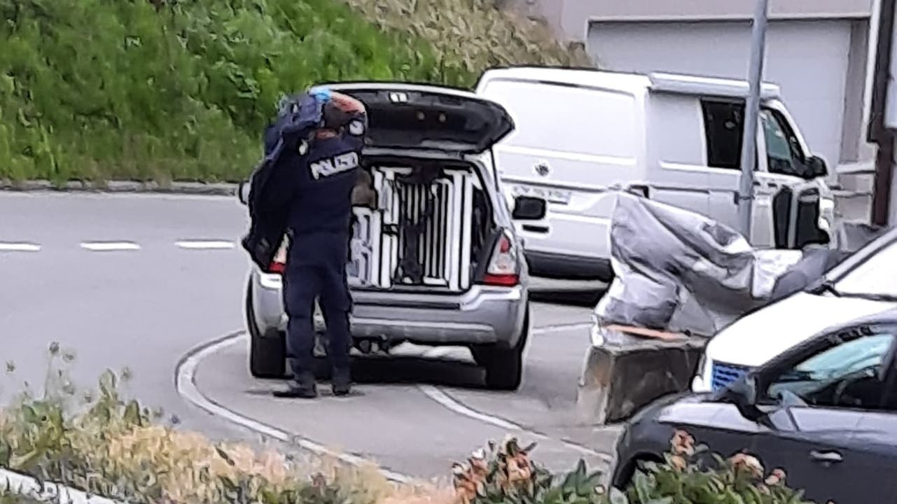 5. Juni: Die Polizei nimmt eine Hausdurchsuchung in der Klingnauer Wohnung eines Verdächtigen vor. Zuvor hatte die Polizei den Mann vorläufig festgenommen.