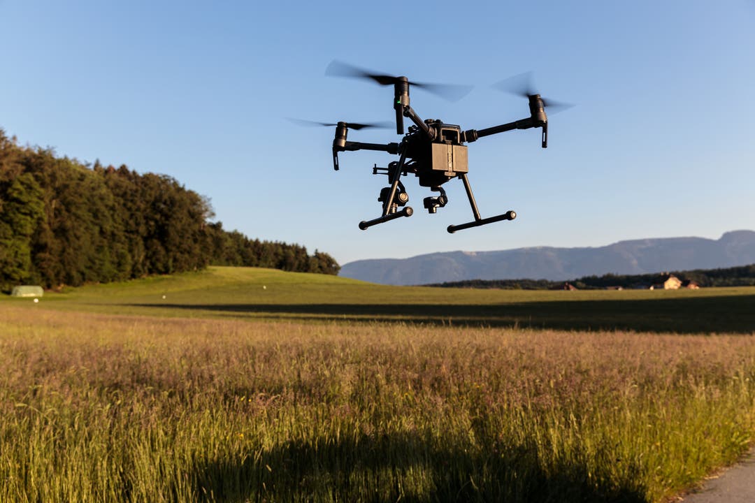 Die Drohne schwebt über dem Feld in Kyburg-Buchegg