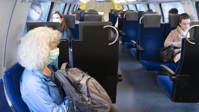 Eher die Ausnahme als die Regel: Eine Zugpassagierin mit Schutzmaske.