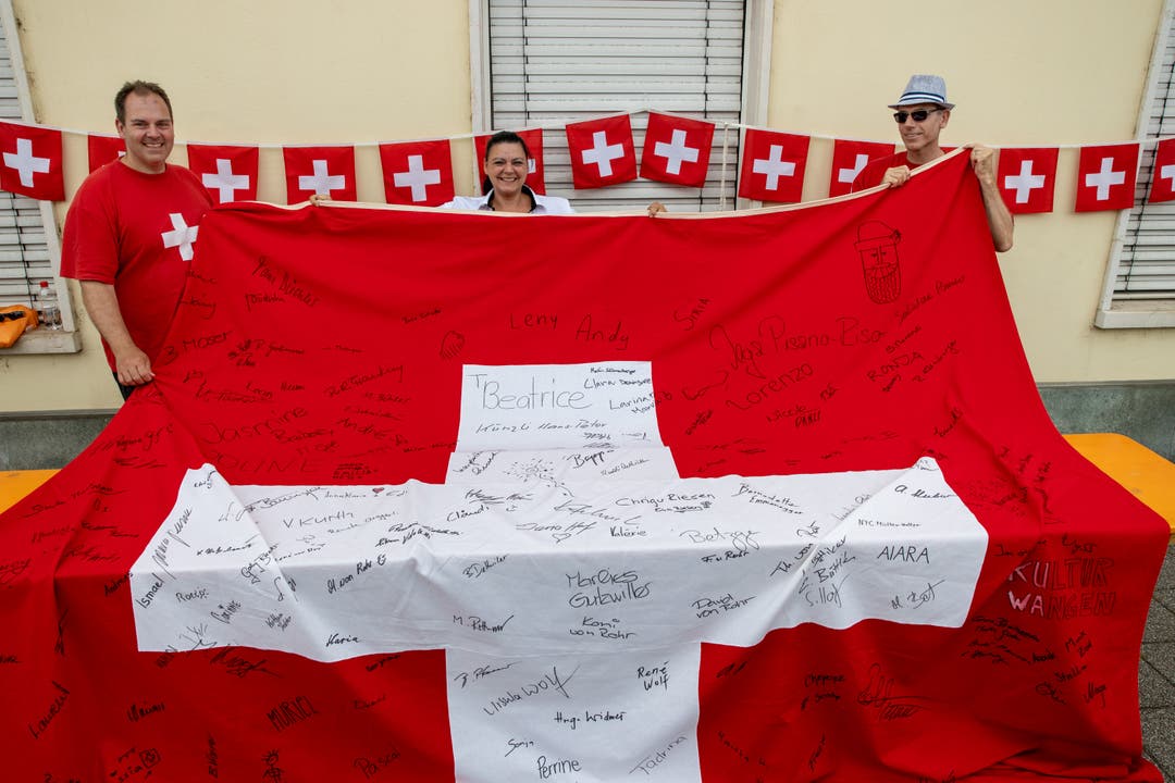 223 Unterschriften waren am 1. August auf der grossen Schweizer Fahne zu zählen.