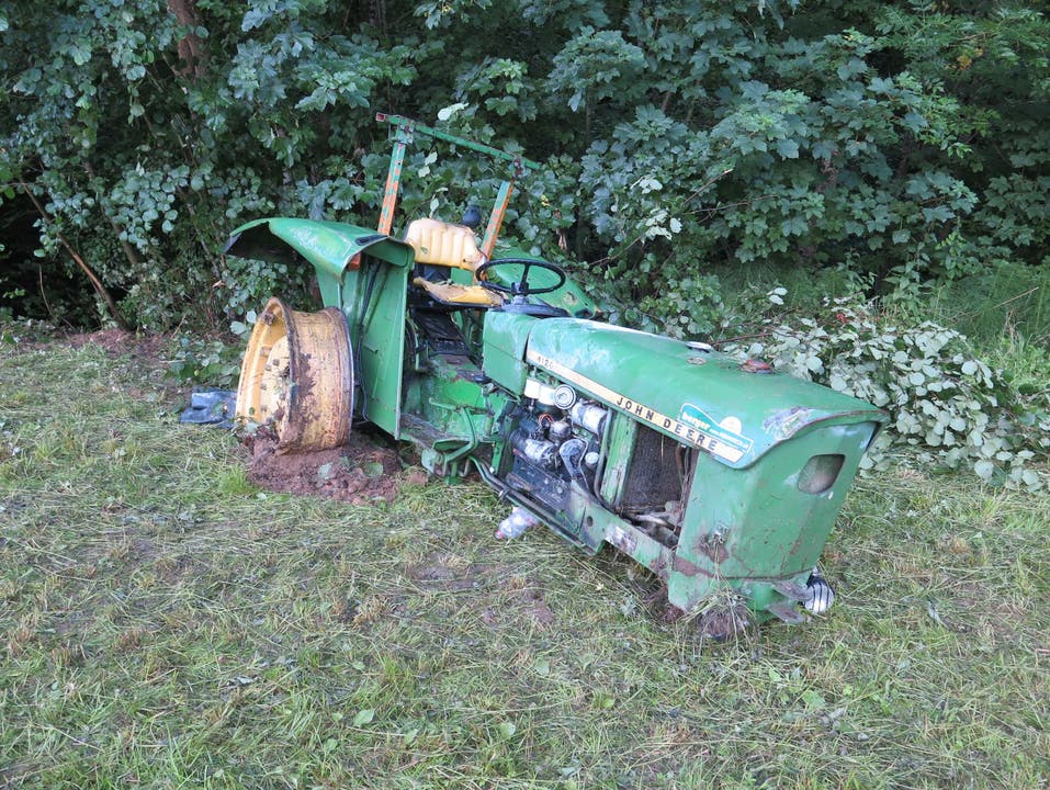 Tenniken BL, 8. Juli: Traktor gerät ins Rutschen und wird erst von Bäumen eines Bachbordes gestoppt. Lenker bringt sich mit einem Sprung ab dem Fahrzeug rechtzeitig in Sicherheit.