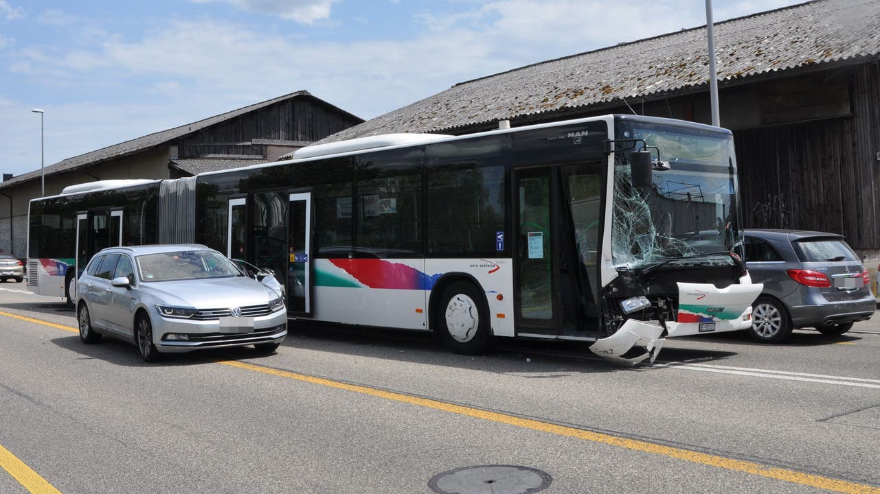 Auto und Bus kollidieren in Zuchwil (10.Juli 2020)