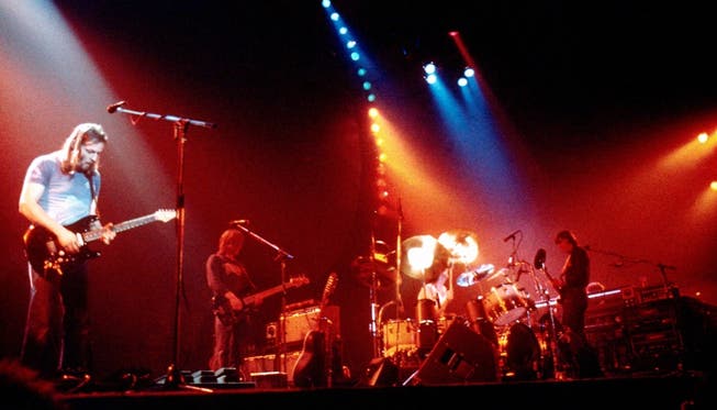 Legendär: Pink Floyd mit Dave Gilmour, Snowy White, Nick Mason und Roger Waters spielen «In The Flesh» auf der Bühne im englischen Stafford im März 1977. David Redfern/Redferns