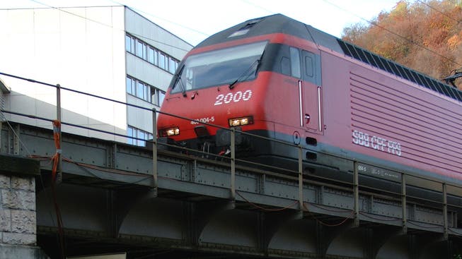 Eine Lok 2000 kurz vor der Einfahrt am Bahnhof Baden. Bild: az/archiv