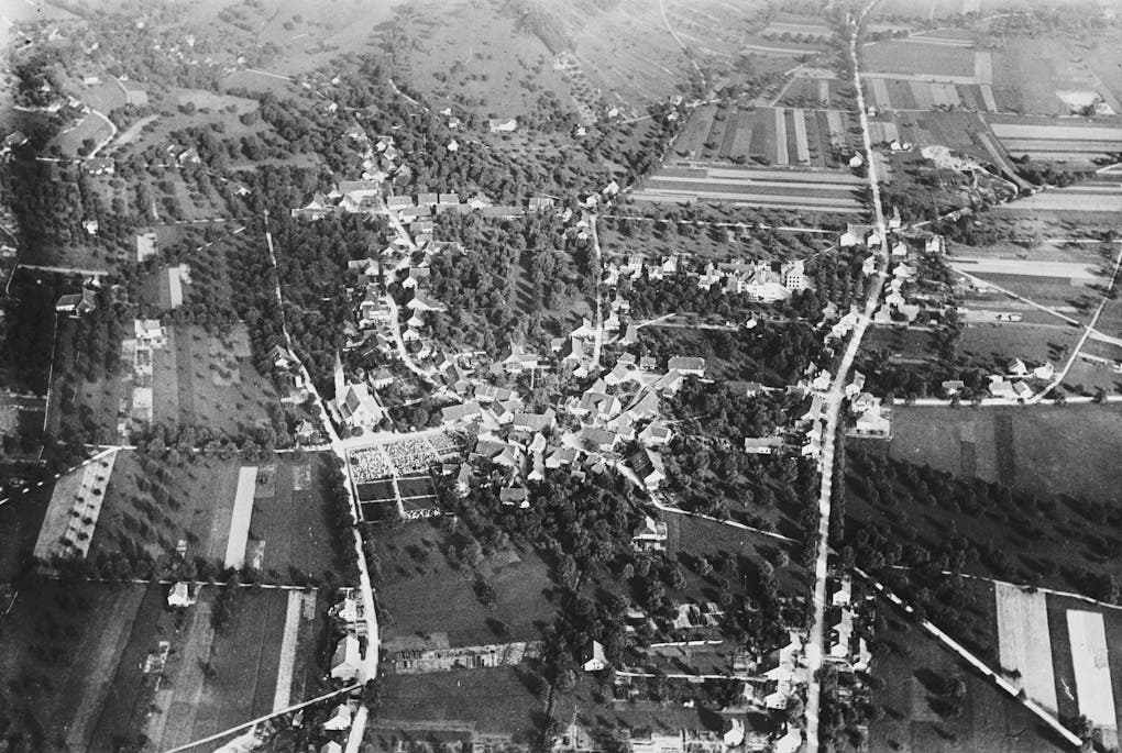 Die Fotoshows veranschaulichen die bauliche Entwicklung von Wettingen. Hier der Dorfkern der Gemeinde im Jahr 1923 aus der Vogelperspektive.