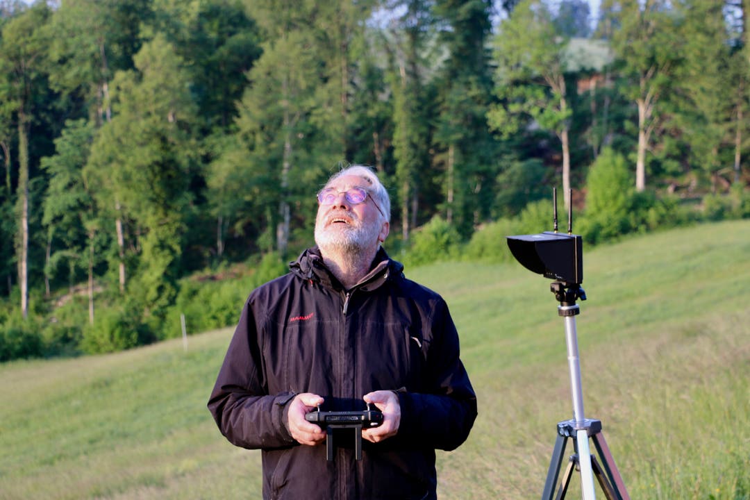Andreas Koflers Blick pendelt zwischen Drohne in der Luft und Monitor am Boden.