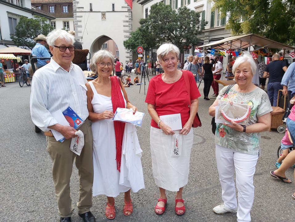 Finden die Idee sympathisch und freuen sich, dass man sich am 1. August trotzdem in Baden antrifft: Ruedi, Barbara, Eva und Ursula aus Baden.