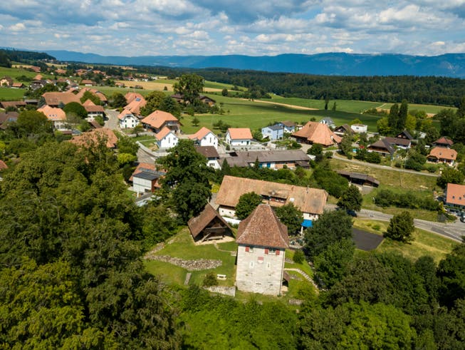 Die Gemeinde Buchegg mit dem Schloss Buchegg im Vordergrund.