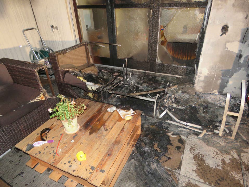 Waldhäusern AG, 8. Juli: Eine vergessene Kerze setzte ein Lounge-Sofa auf einem Sitzplatz in Brand. Dabei entstand beträchtlicher Sachschaden. Verletzt wurde niemand.