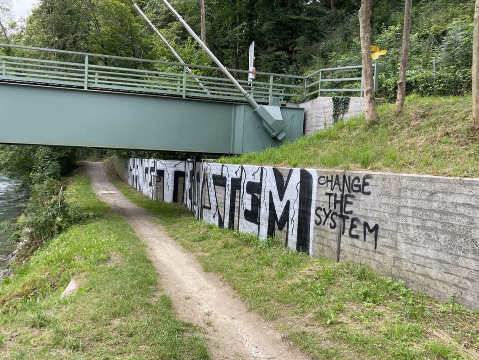 Bremgarten AG, 15. Juli: Unbekannte versprayten die Stützmauer der Risibrücke. Die Aargauer Kantonspolizei sucht Zeugen.