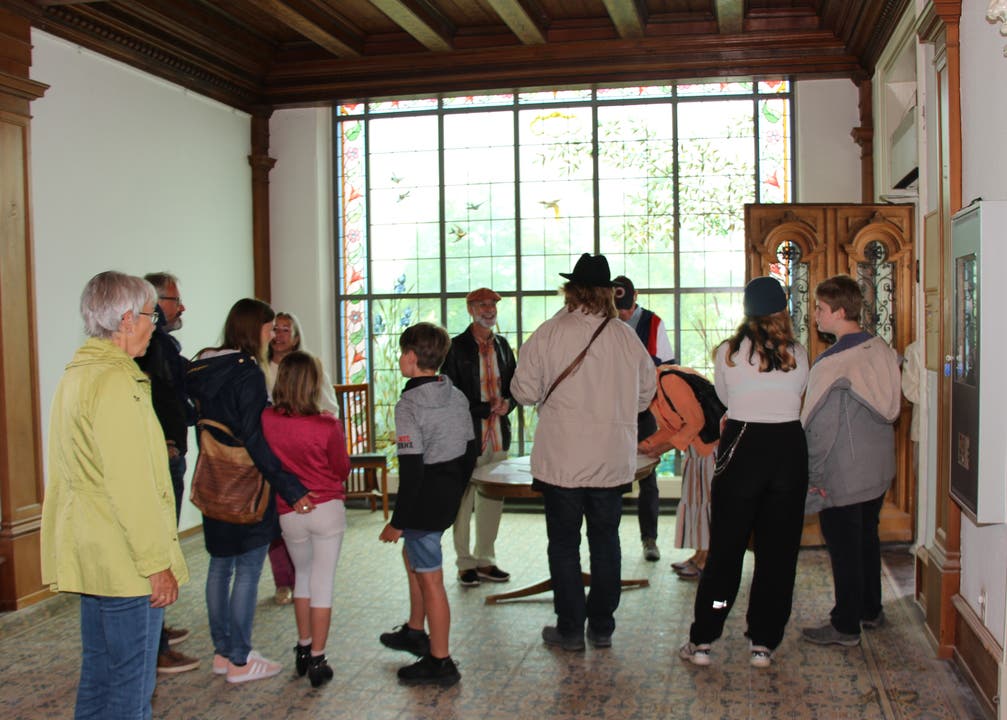 Die Besucherinnen und Besucher wurden am Eingang vom neuen Schlossherren (m.) begrüsst.