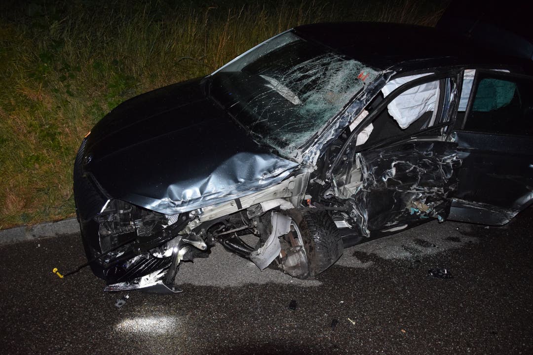Ramiswil SO, 10. Juli: Bei einer Frontalkollision sind ein Auto- und ein Lieferwagenfahrer leicht respektive mittelschwer verletzt worden.