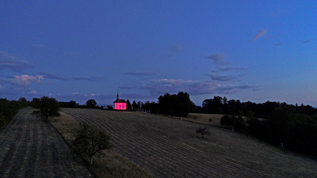 Von weiter her ist die Bornkapelle als kleiner roter und leuchtender Punkt zu sehen.
