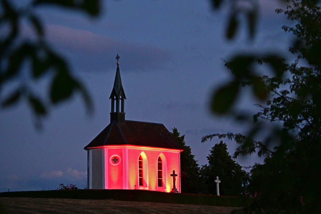 Auch die Bornkapelle ob Kappel ist rot beleuchtet