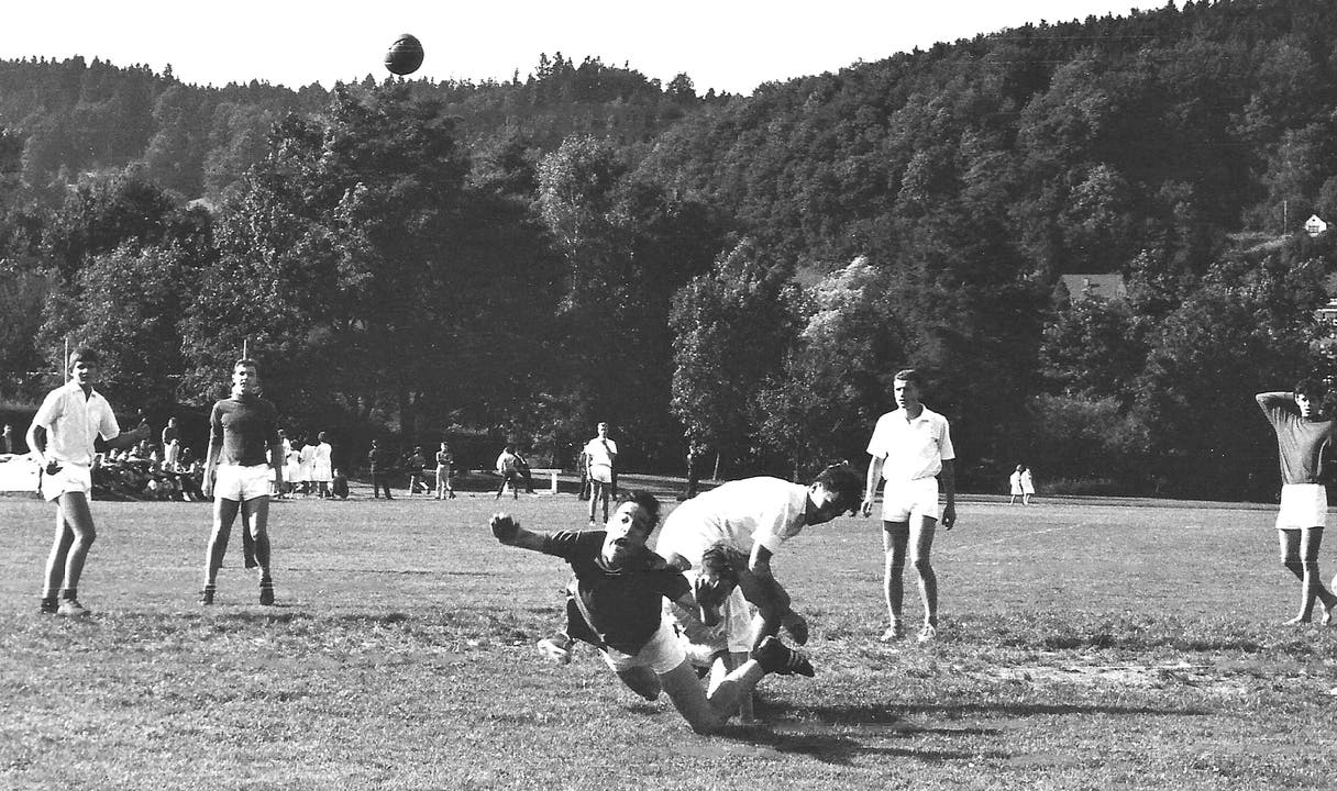 Maienzug 1965: Wir Bezler spielten Handball, Hans Fahrländer schiesst ein weiteres Tor. (Thomas Gysel, Veltheim)