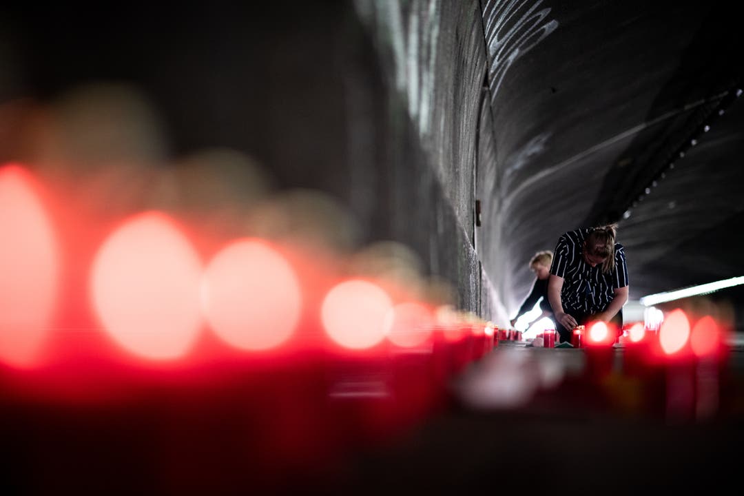 Eine Frau zündet eine Reihe von Kerzen im Tunnel an. Vor dem 10. Jahrestag der Massenpanik bei der Loveparade, bei der 21 Menschen sterben, findet die «Nacht der 1000 Lichter» statt.