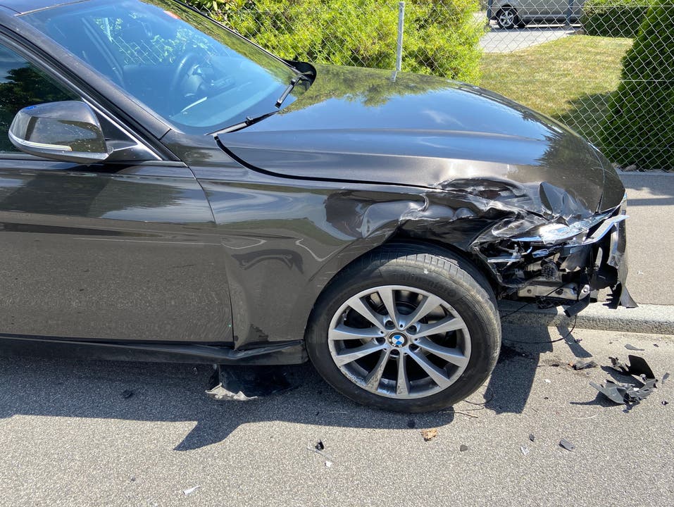 Schafisheim AG, 3. Juni: Ein Patrouillenfahrzeug der Aargauer Kantonspolizei verunfallt auf einer Blaulicht-Fahrt. Beim Überholen eines abbiegenden Autos kommt es zur Kollision. Verletzt wird niemand.
