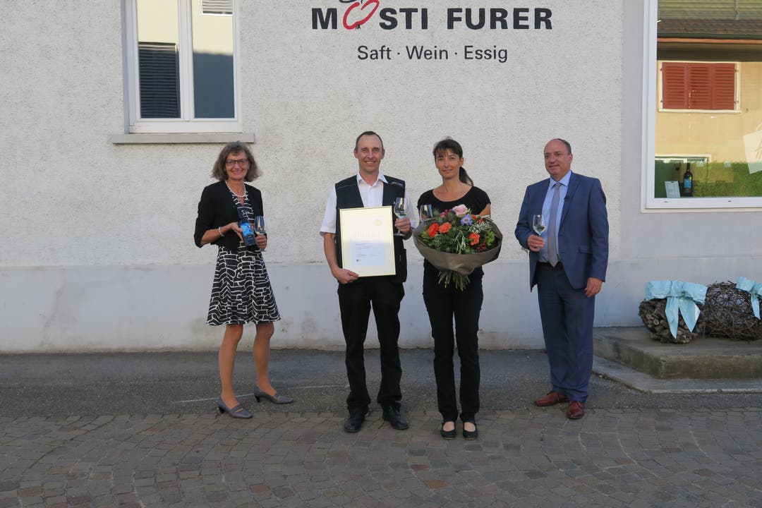 Grossratspräsidentin Edith Saner, Pascal und Barbara Furer von der Mosti in Staufen, Landammann Markus Dieth.