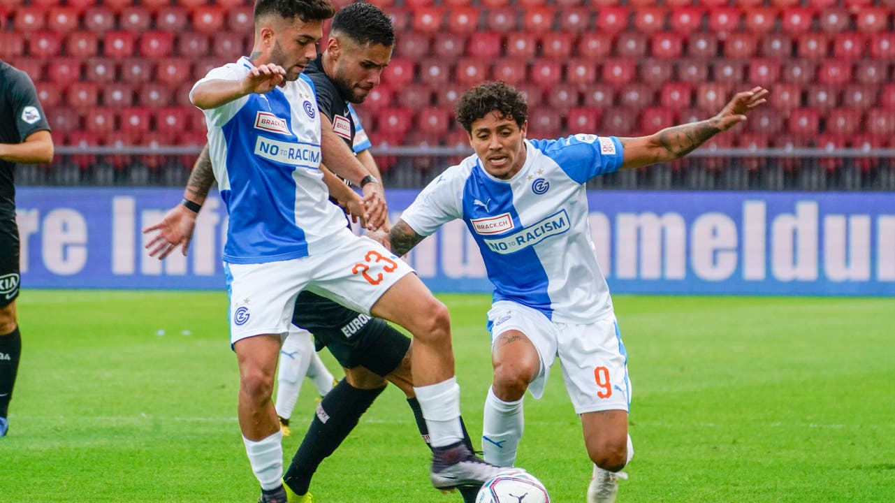Kein Durchkommen für Miguel Peralta – die Aarauer laufen dem Ball mehrheitlich hinterher.