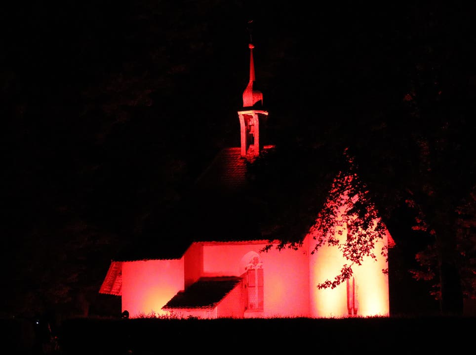 Kapelle St. Peter in Kestenholz Andy Winiger, Technik-Verantwortlicher im OK des Festivals St. Peter at Sunset, platzierte mit seiner Firma Event-Tec GmbH 26 LED-Scheinwerfer.