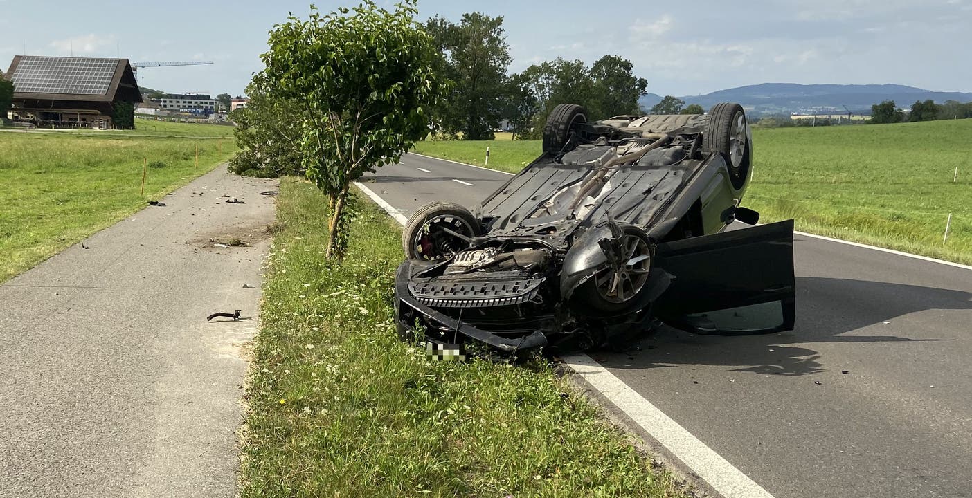 Oberrüti AG, 10. Juli: Ein betrunkener Autofahrer (über 1,7 Promille) gerät in seinem Auto ab der Strasse. Nach einem Überschlag kommt es auf dem Dach zum Stillstand. Der Fahrer bleibt unverletzt.