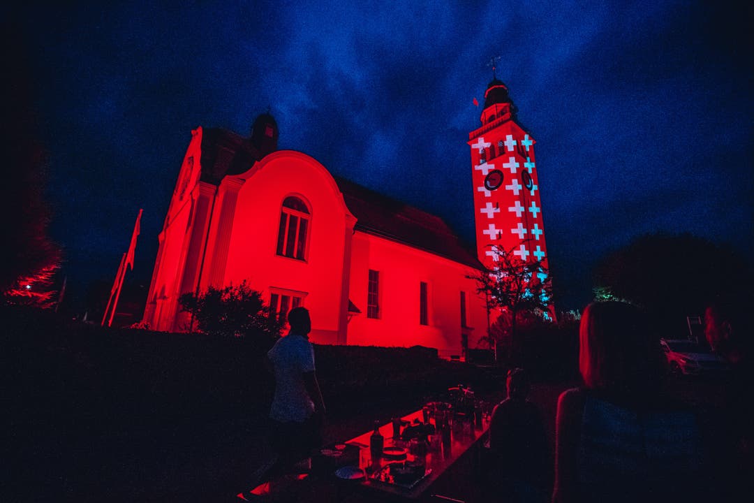 Weitere Impressionen beleuchteter Kirchturm von Aeschi.