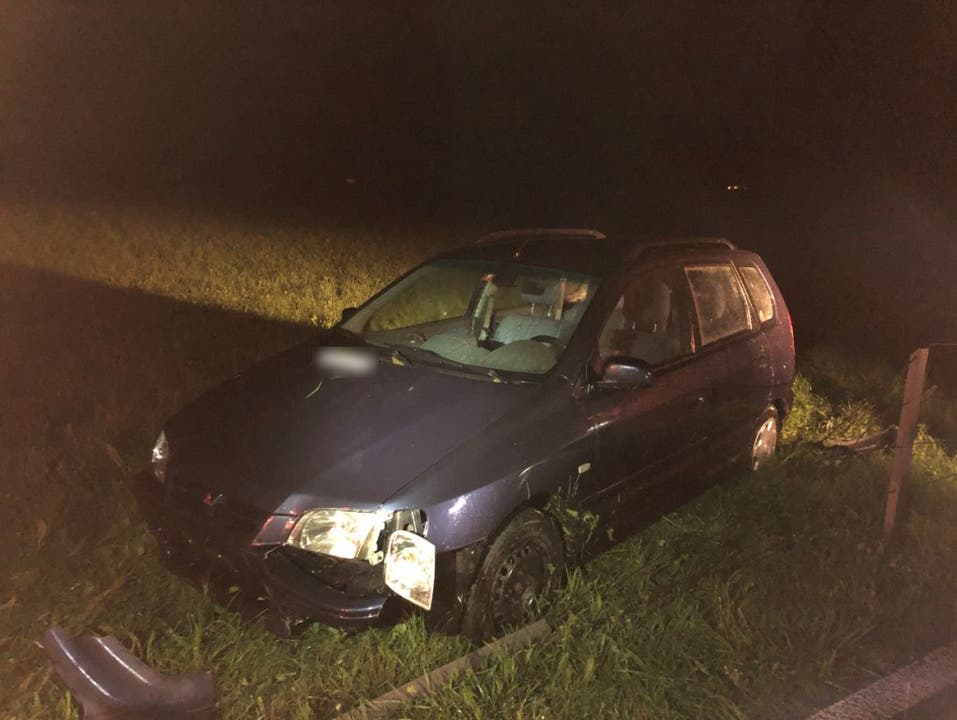 Altdorf UR, 22. Juli: Ein 19-jähriger Autofahrer ist verunfallt. Er verlor die Kontrolle über sein Fahrzeug, durchbrach einen Metallzaun und landete auf einer Wiese. Verletzt wurde niemand.