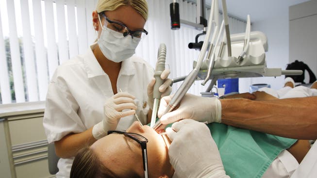 18 Dentalasistentinnen können ins Berufsleben starten. (Symbolbild)