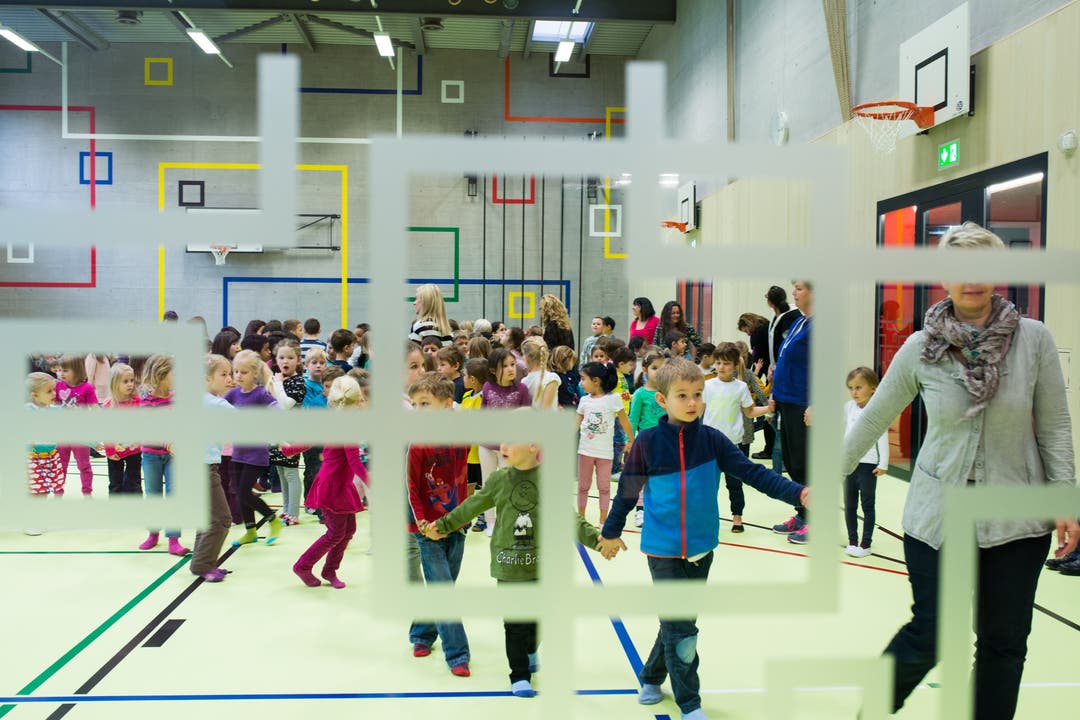 310 Kinder weihen die Turnhalle in Niederrohrdorf ein. Hand in Hand marschierten die Primarschüler und Kindergärtner in die vierte Halle und nahmen sie mit einem Flashmob in Betrieb.