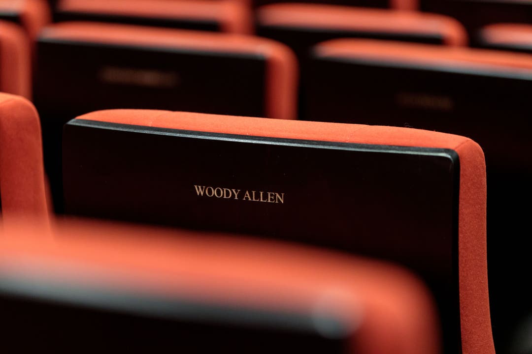 Die Sitze sind mit Namen berühmter Regisseure angeschrieben