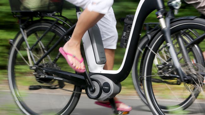 Stromern statt strampeln: E-Bikes werden in der Schweiz beliebter.